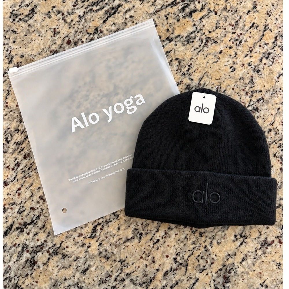 Alo Yoga Notable Beanie Black Logo Cuffed Knit Hat NWT Unisex
